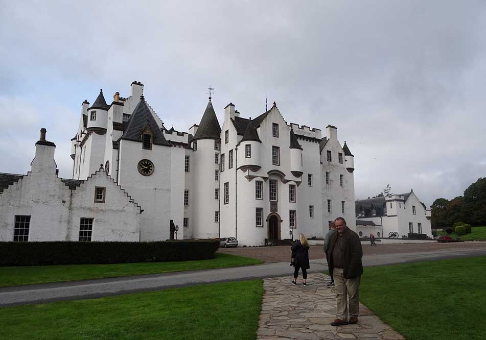 BU: Allemal einen Abstecher wert – Blair Castle: Im Schloss Interessantes für Jäger, Waffen-Freaks und schottische Geschichte „zum Anfassen“, auf dem dazu gehörigen Estate alle Möglichkeiten der Hoch- und Niederwildjagd