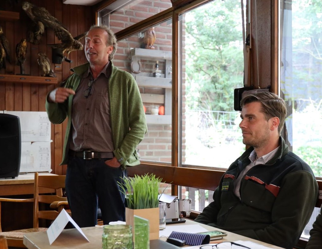 1.	Stefan Boschen (l.) und Julian Mauerhof stellten Erfahrungen und Vorschläge zur wald- und wildgerechten Bejagung von Freiflächen vor.