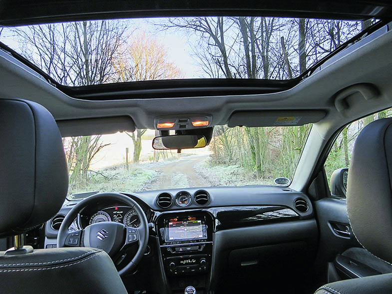 Suzuki Vitara Hunter Innenraum und Panorama-Dach