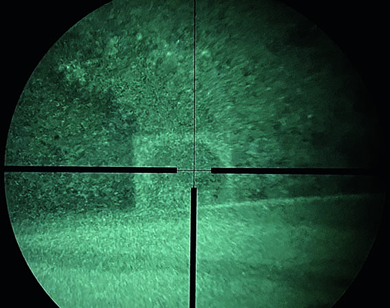 Blick durch das JSA Nightlux auf Anschuss-Scheibe im Schatten am Waldrand.
