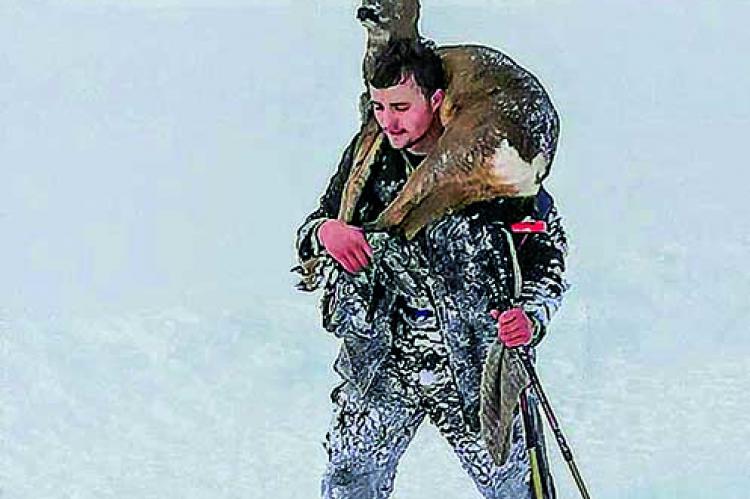 Auf Skiern retteten die Jäger und Bergsteiger die geschwächten Rehe aus dem Tiefschnee. Das Bild zeigt Jagdaufseher Clemens Ruetz. (Foto: J. Pattis)