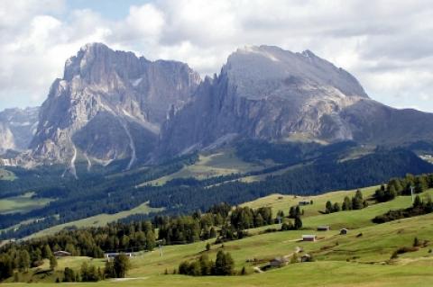 Seiser Alm mit Langkofel und Plattkofel in Südtirol